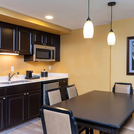 Hampton Inn Holland Bagian luar foto