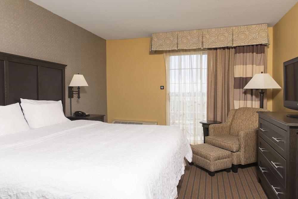 Hampton Inn Holland Bagian luar foto