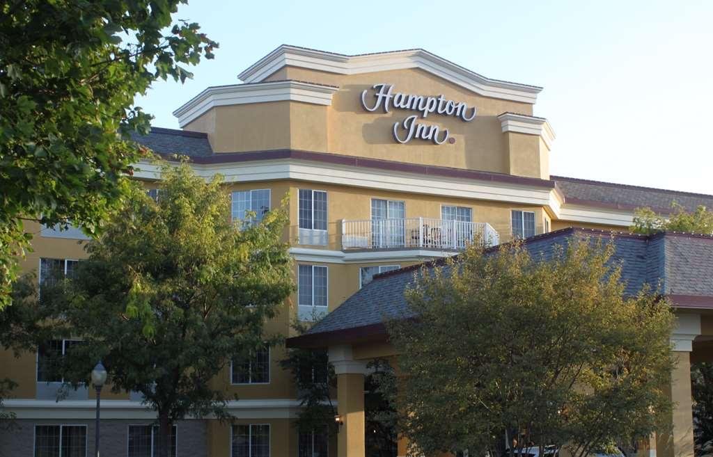 Hampton Inn Holland Bagian luar foto