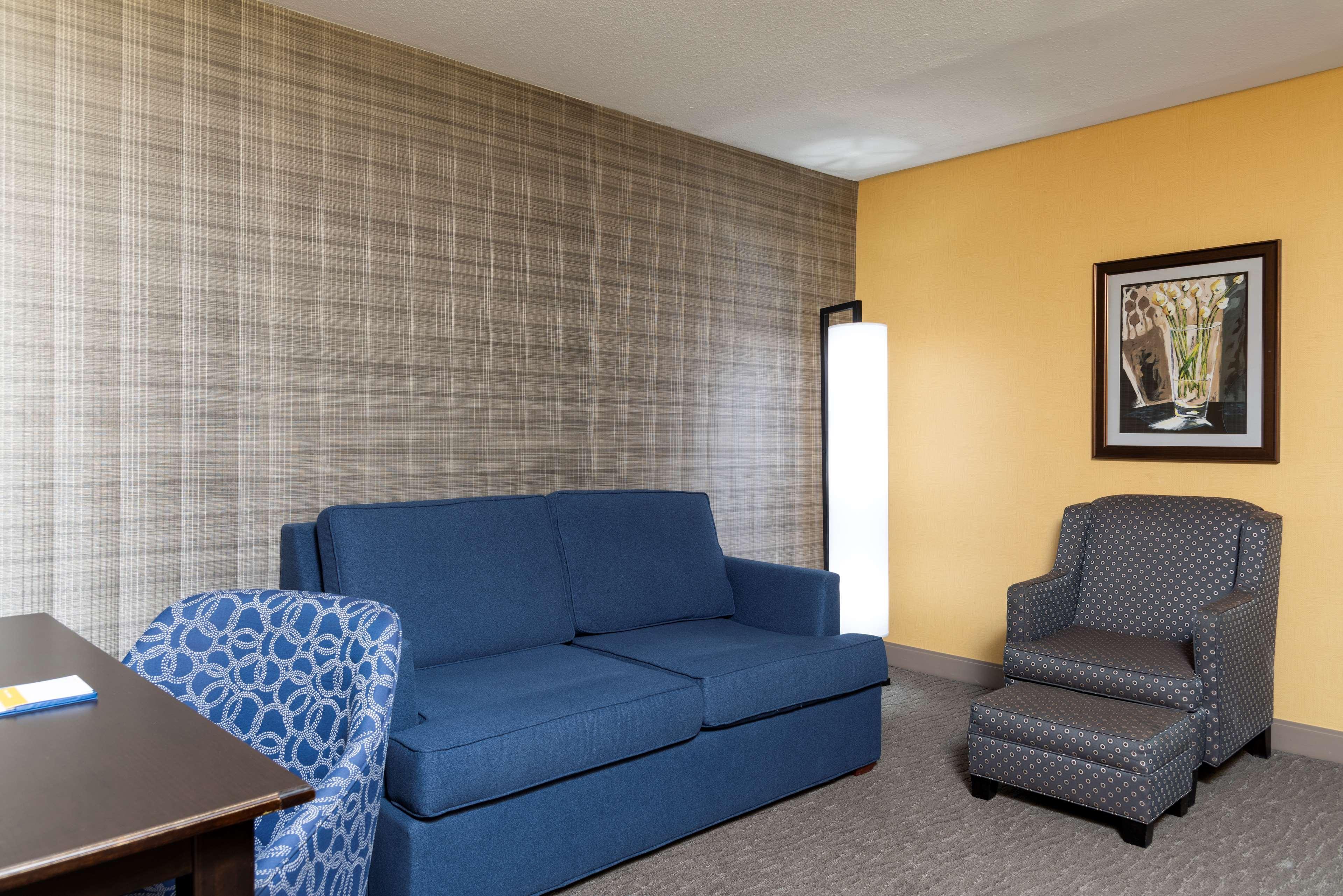 Hampton Inn Holland Bagian luar foto
