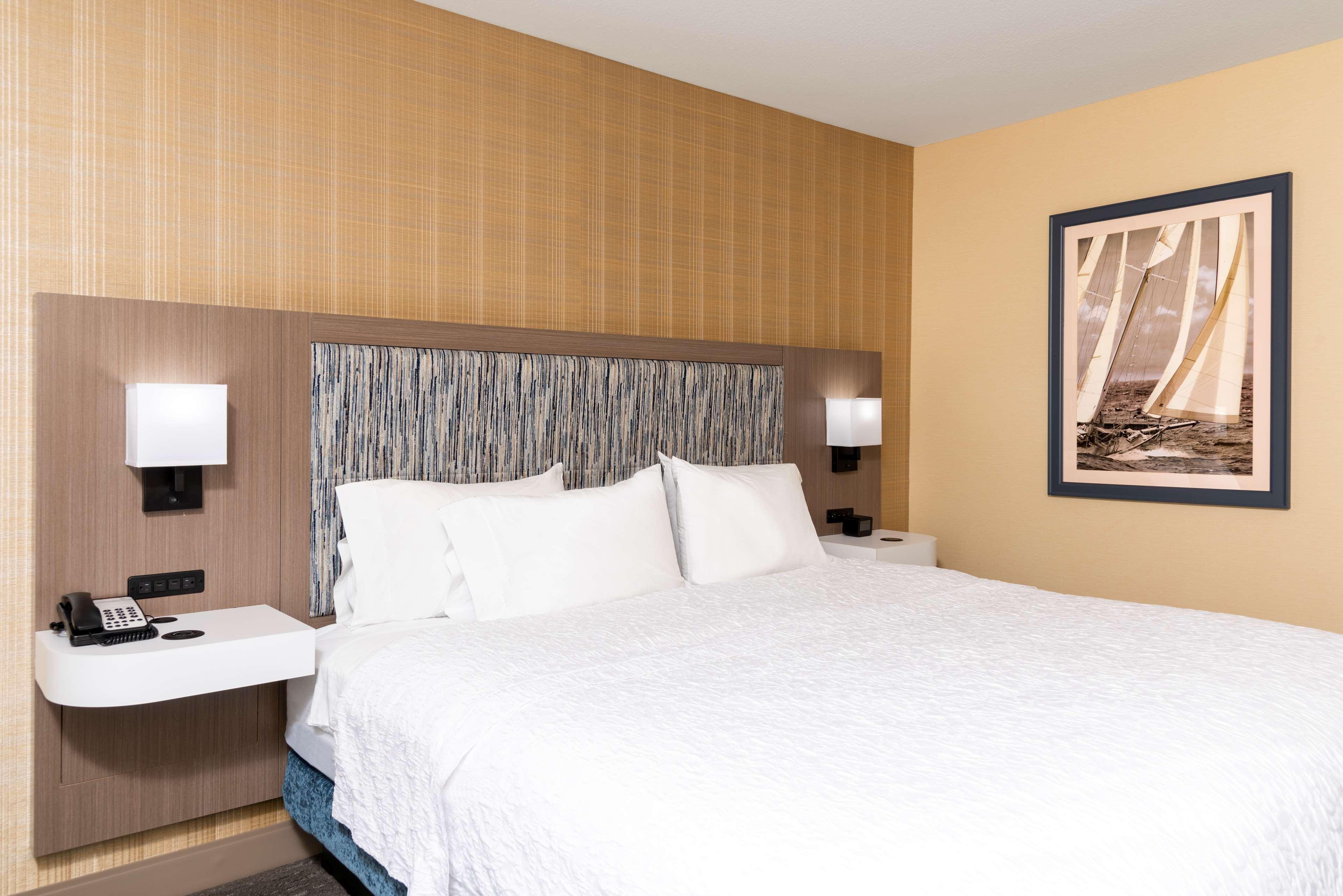 Hampton Inn Holland Bagian luar foto