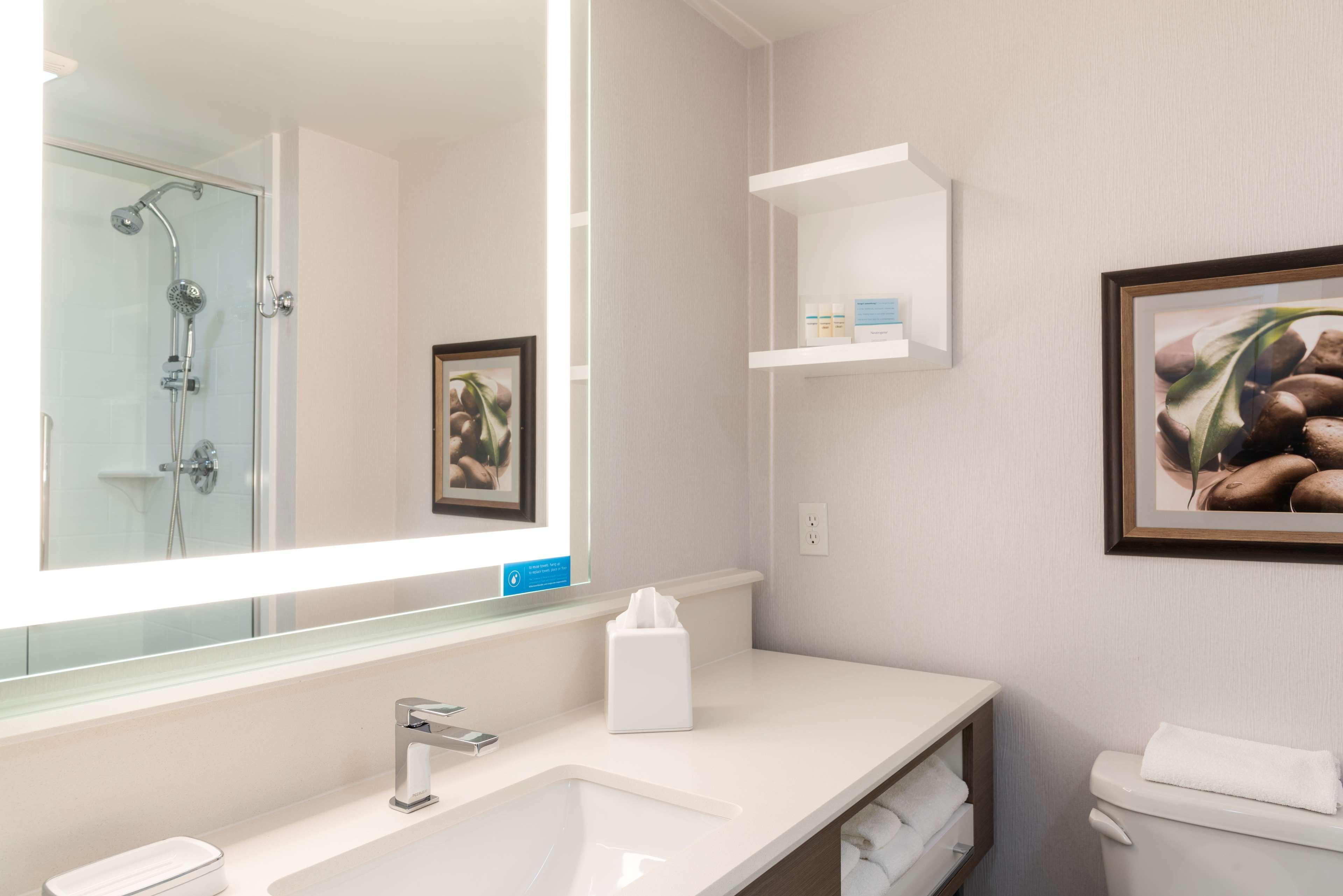 Hampton Inn Holland Bagian luar foto