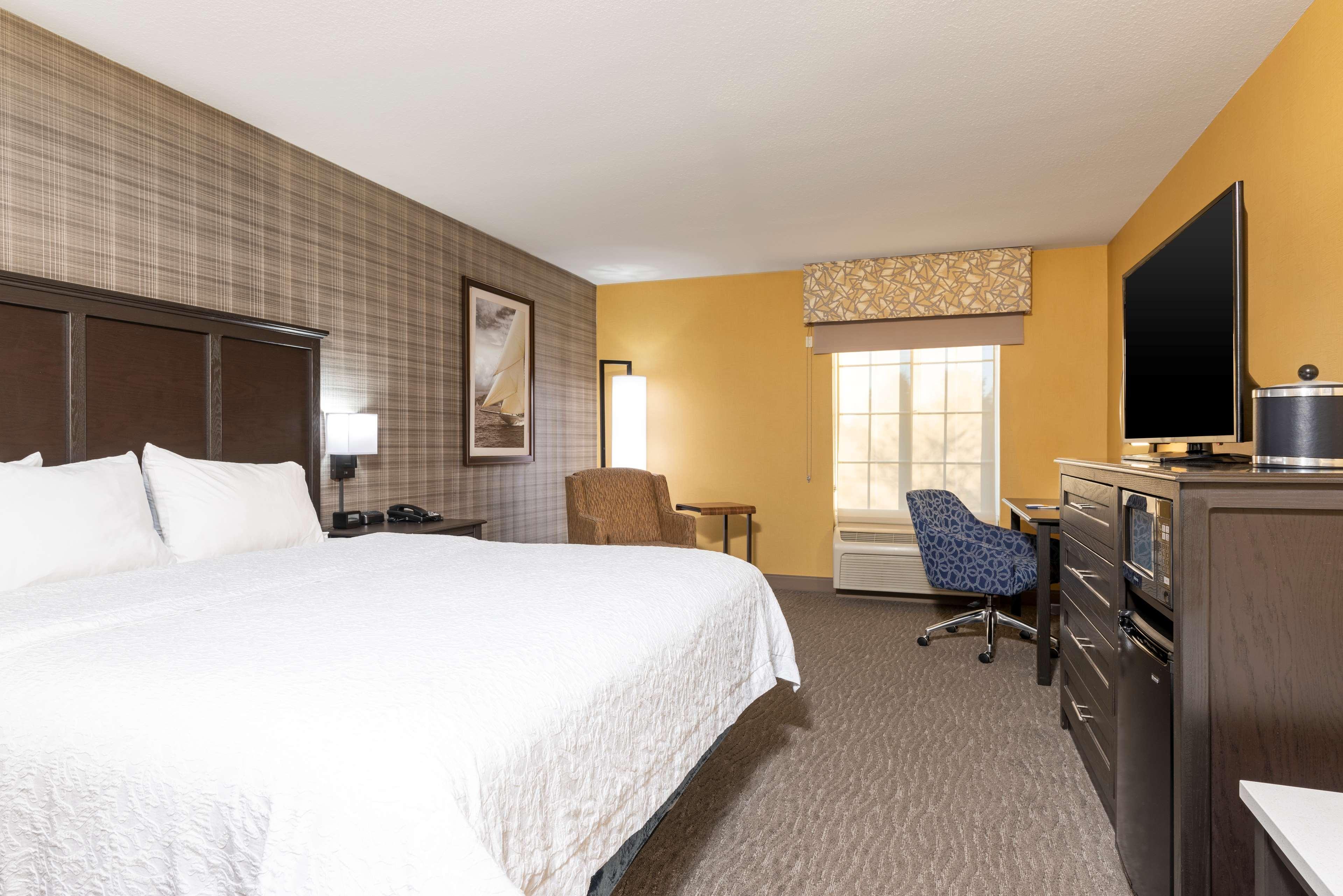 Hampton Inn Holland Bagian luar foto