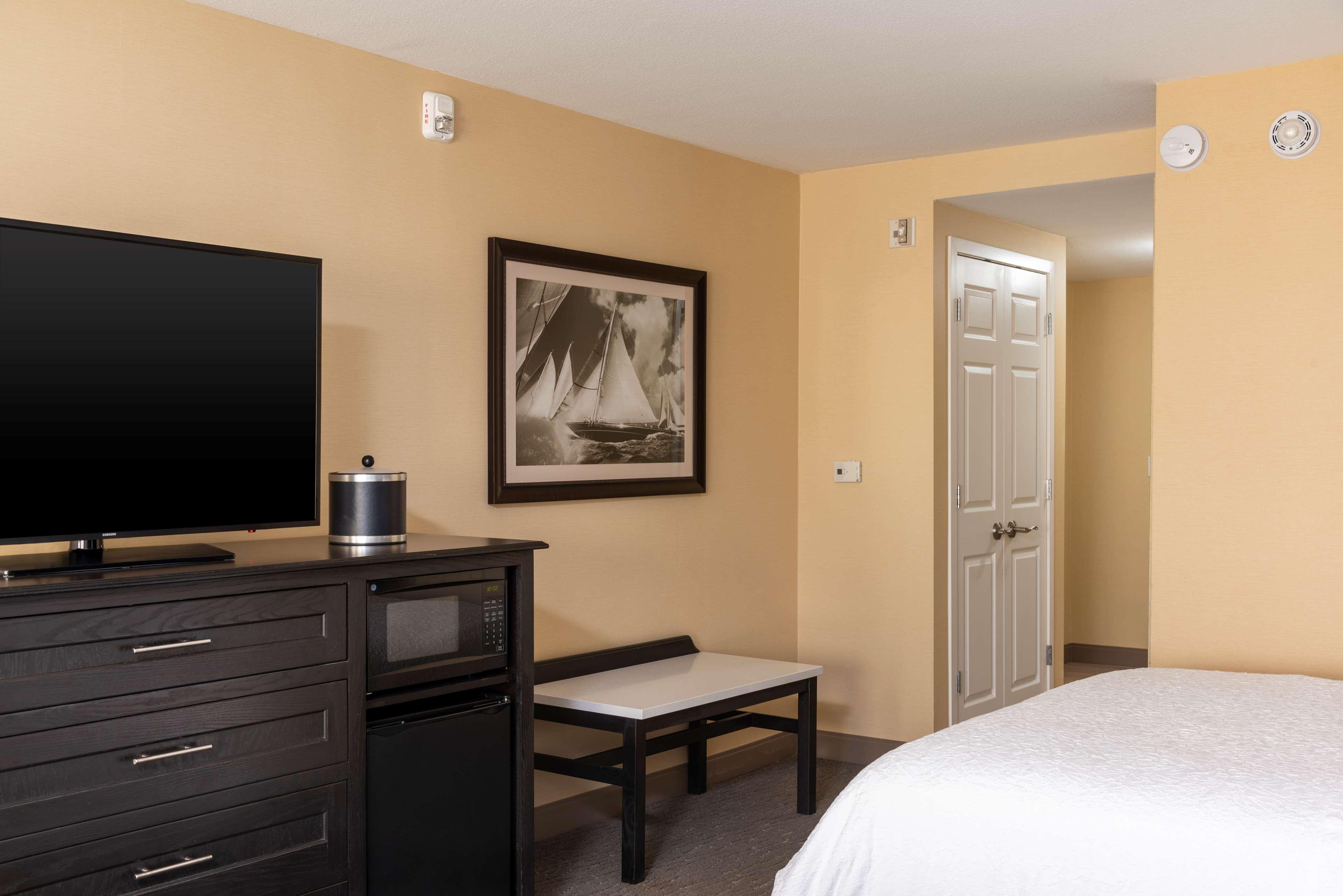 Hampton Inn Holland Bagian luar foto
