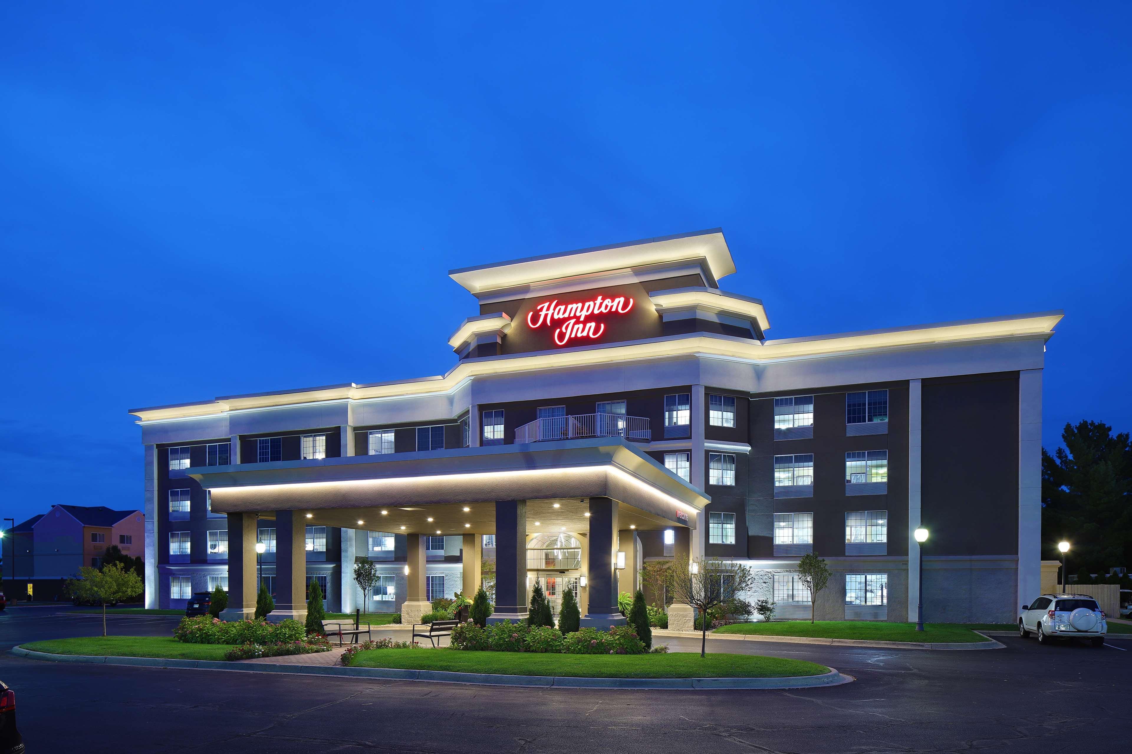 Hampton Inn Holland Bagian luar foto