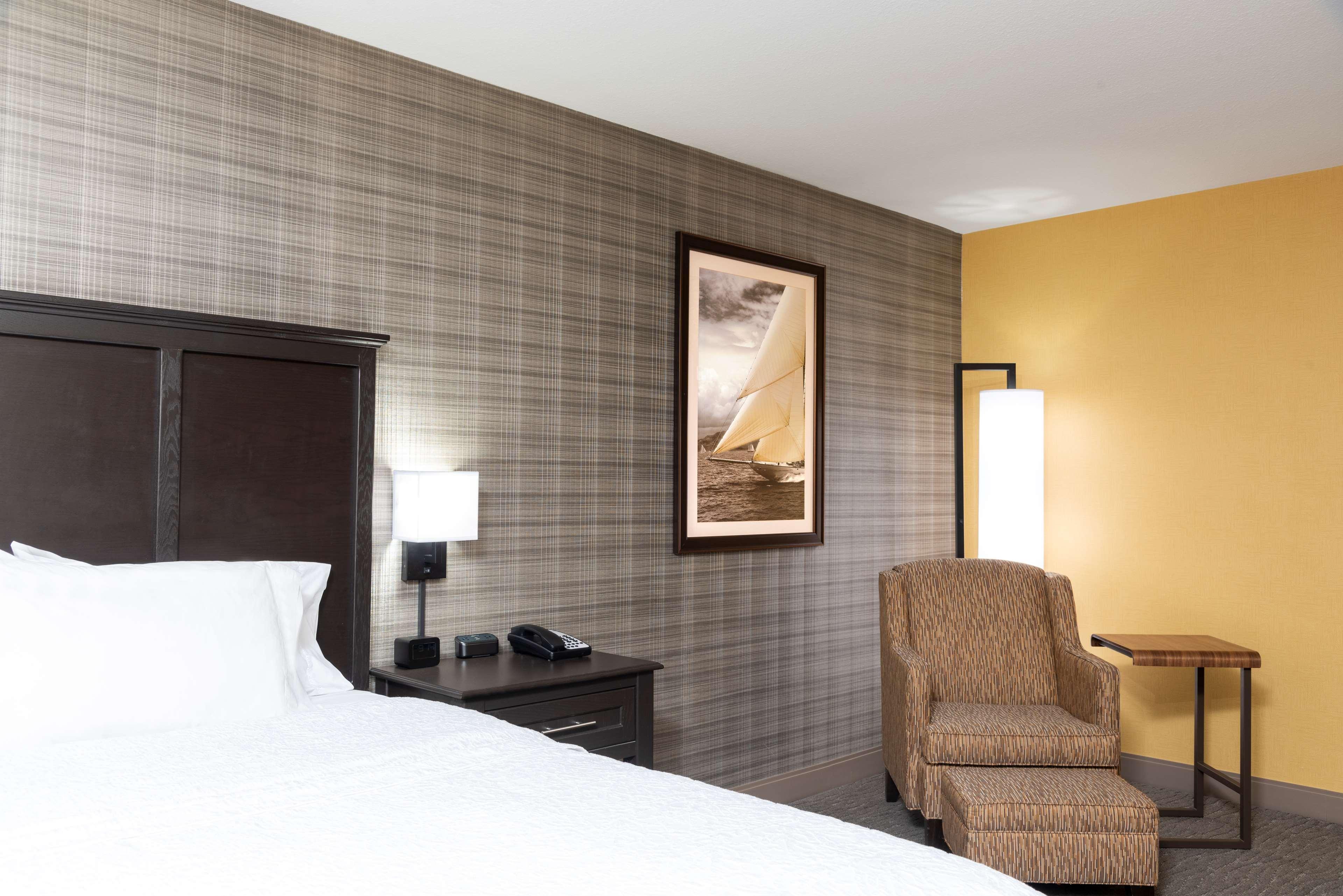 Hampton Inn Holland Bagian luar foto