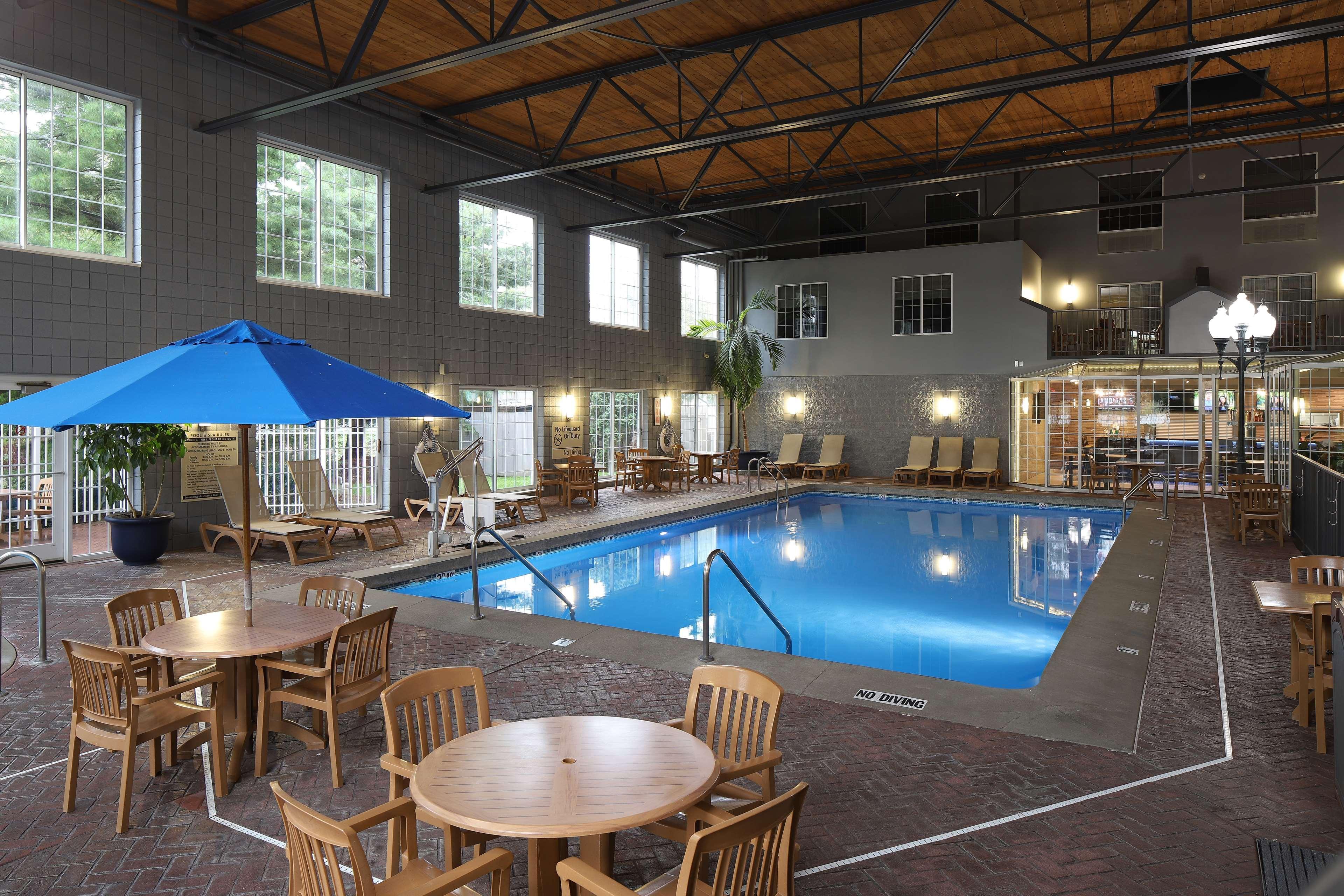 Hampton Inn Holland Bagian luar foto