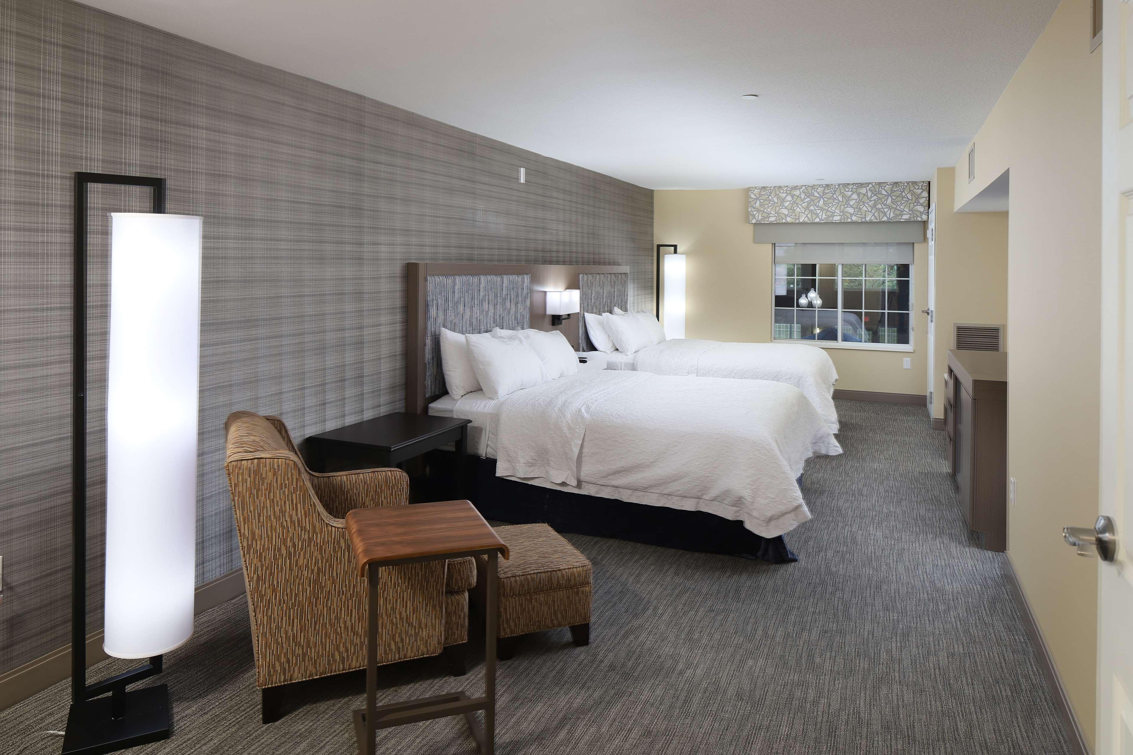 Hampton Inn Holland Bagian luar foto