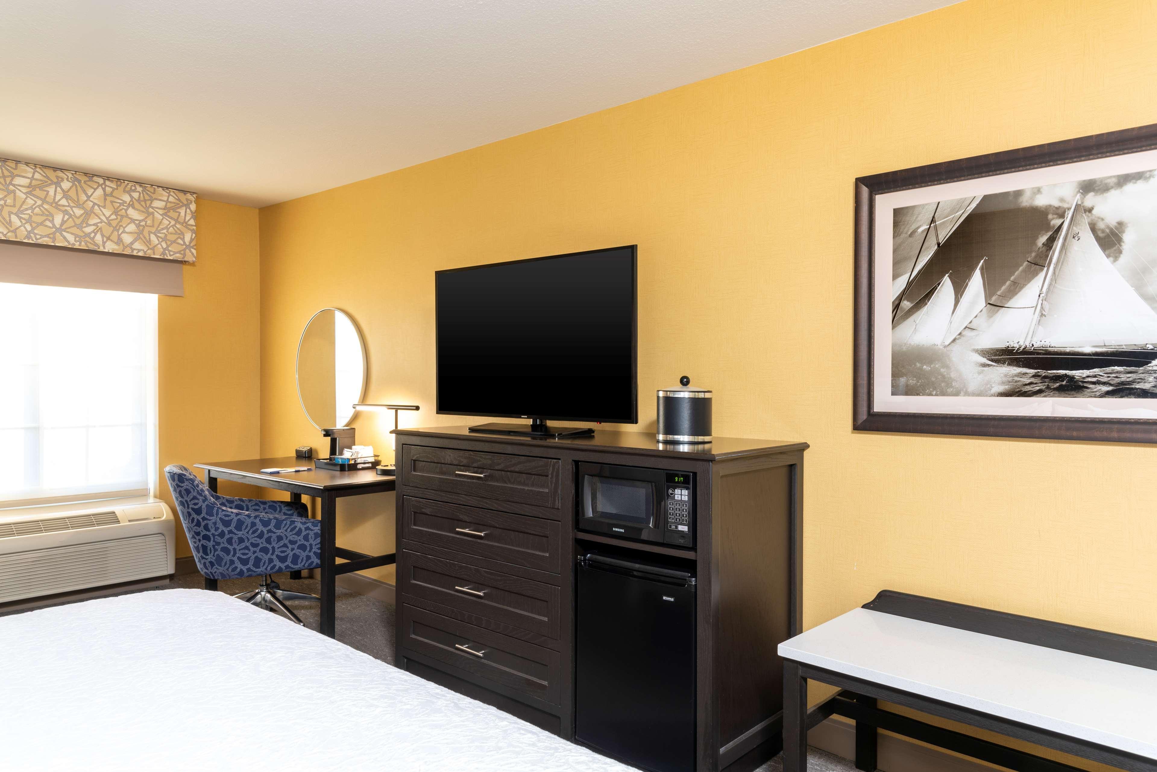 Hampton Inn Holland Bagian luar foto