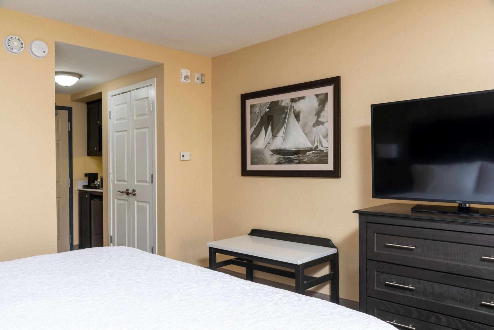 Hampton Inn Holland Bagian luar foto