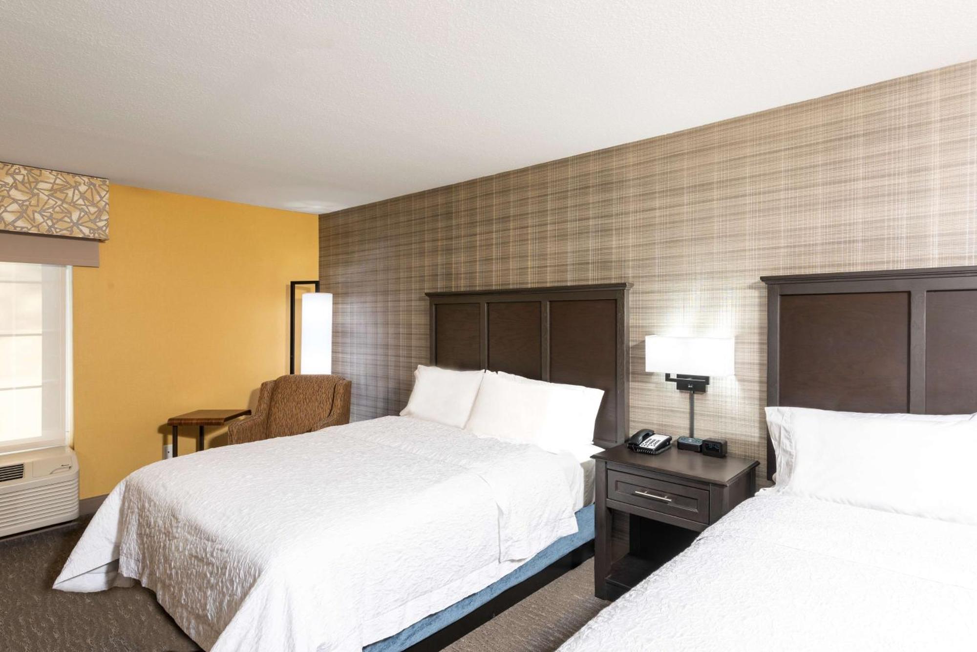 Hampton Inn Holland Bagian luar foto