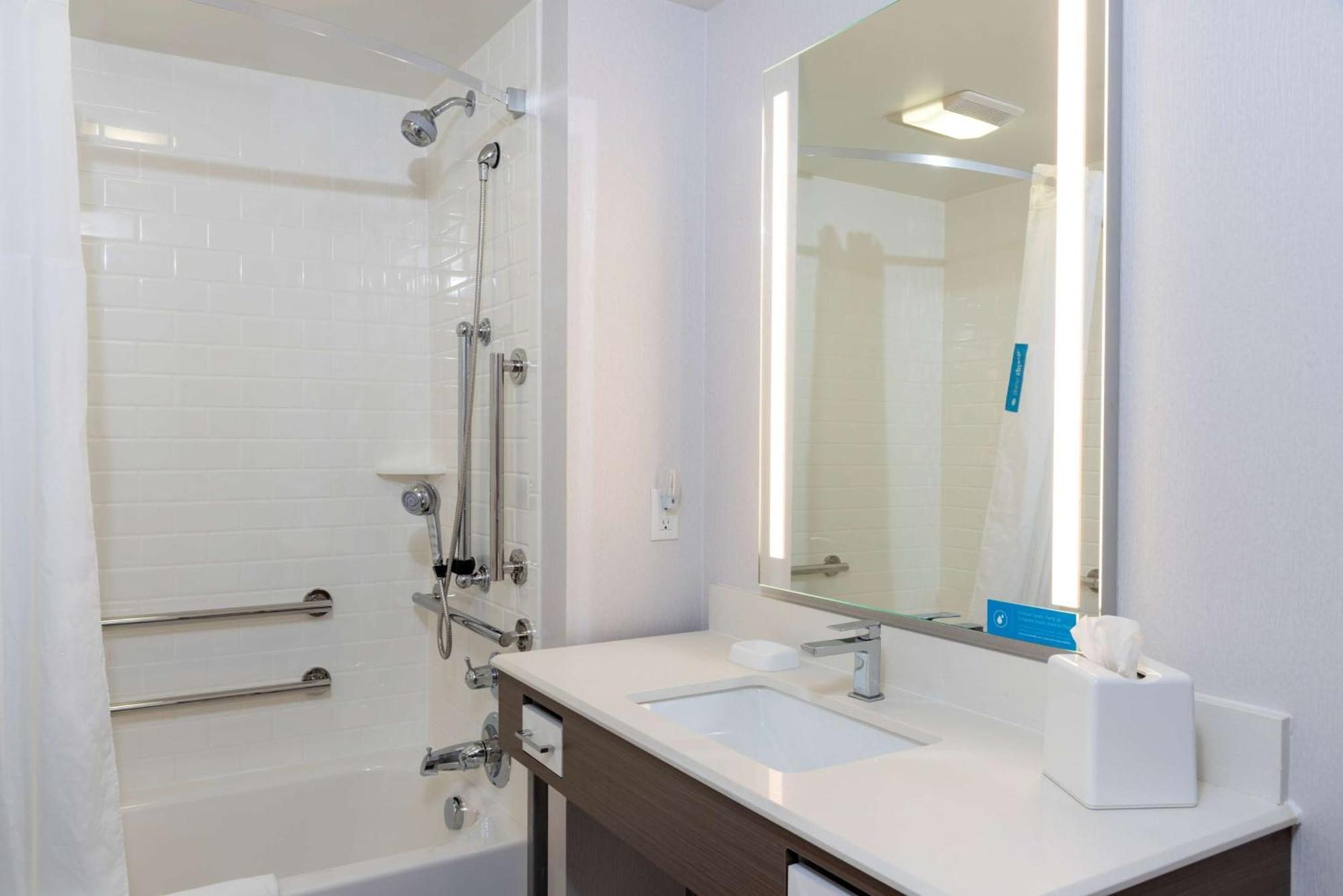 Hampton Inn Holland Bagian luar foto