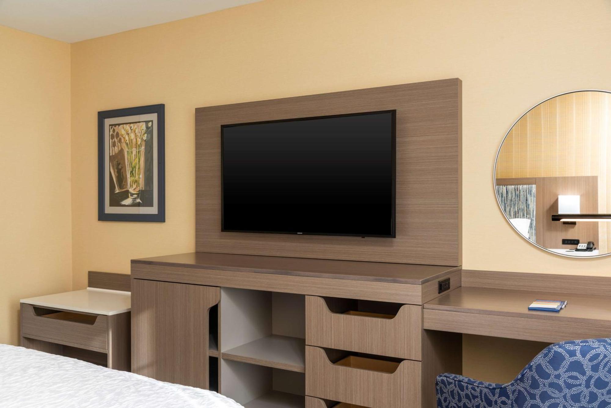 Hampton Inn Holland Bagian luar foto