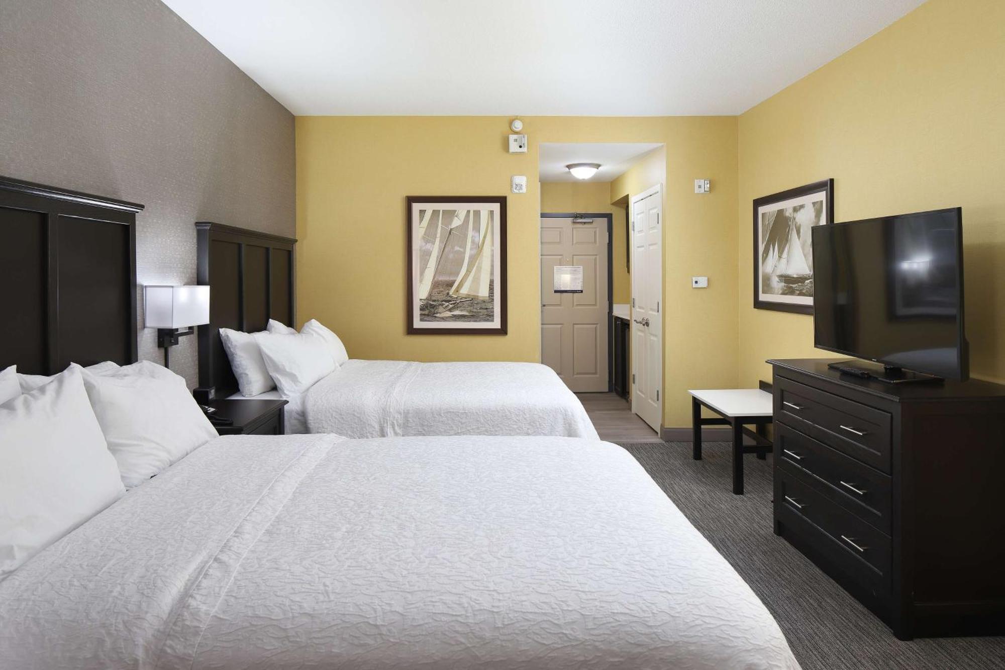 Hampton Inn Holland Bagian luar foto