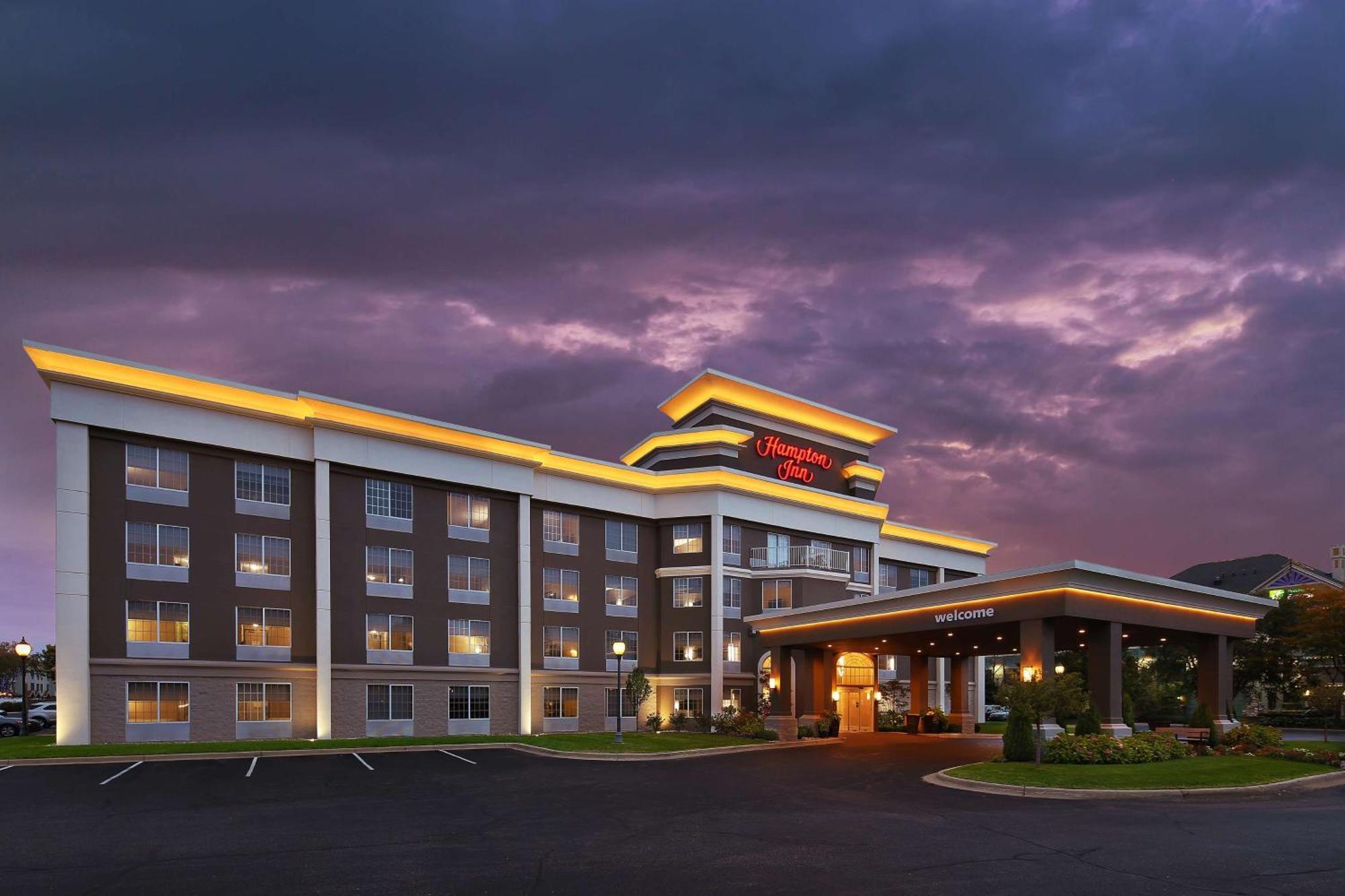Hampton Inn Holland Bagian luar foto