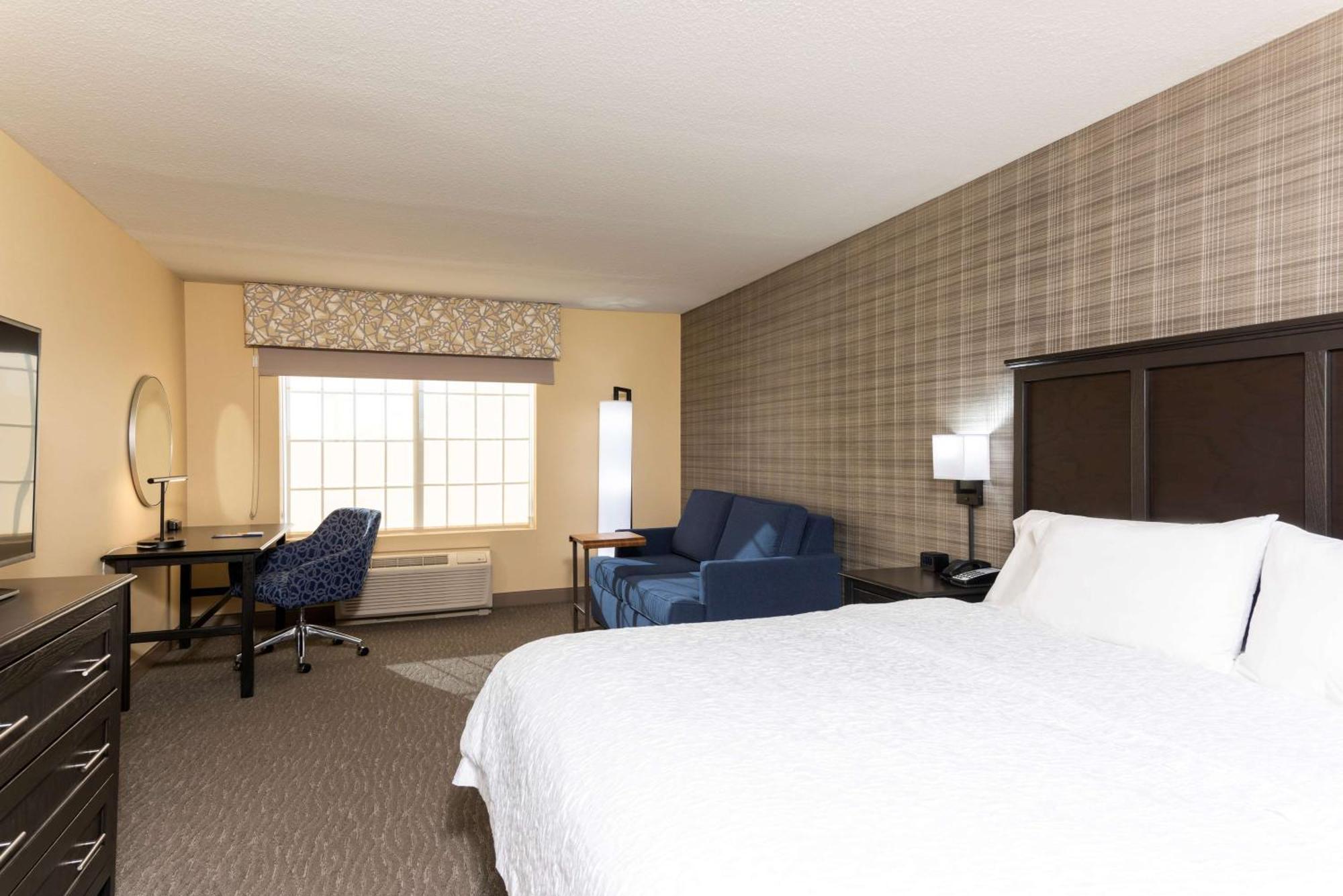 Hampton Inn Holland Bagian luar foto