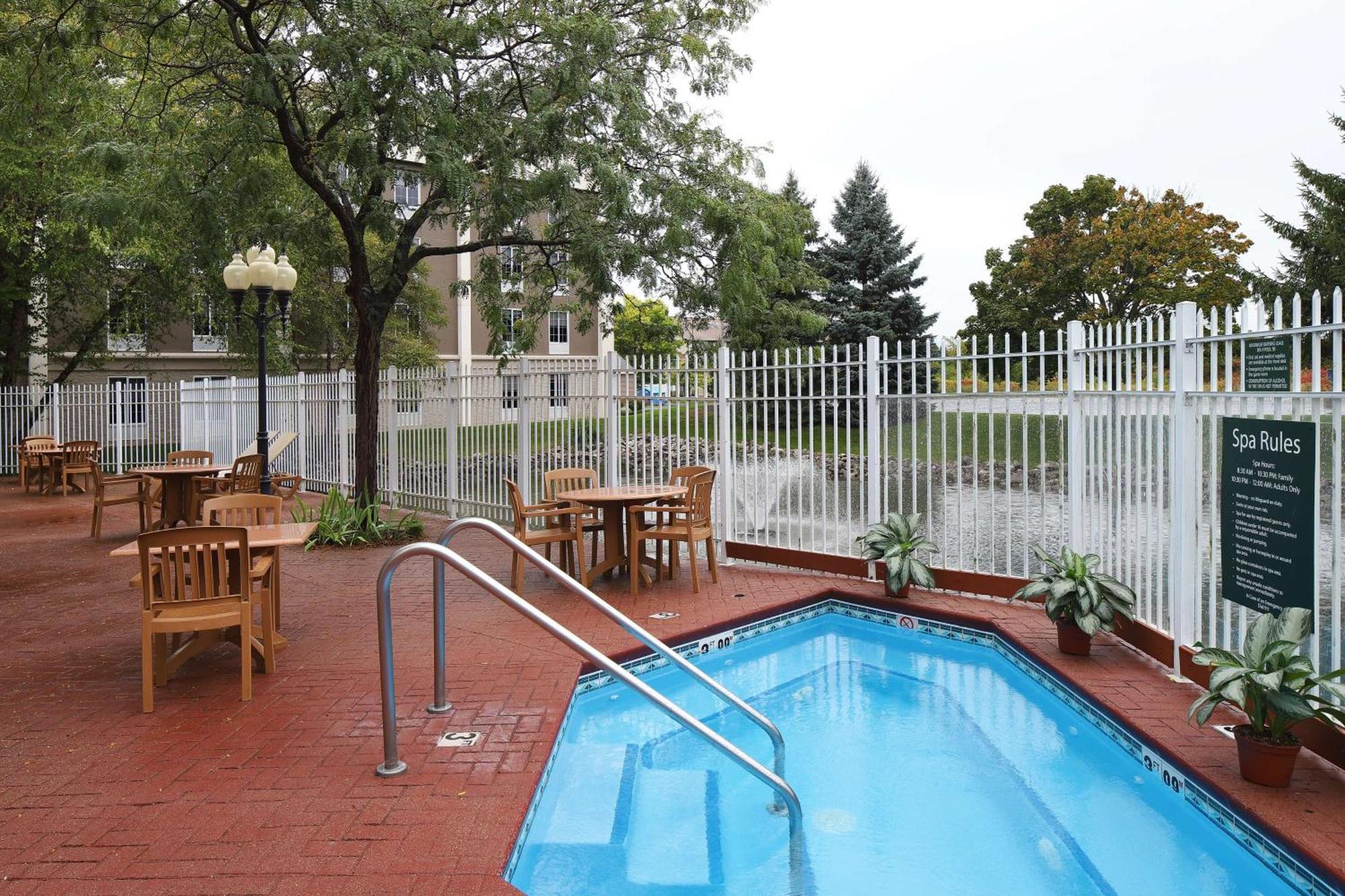 Hampton Inn Holland Bagian luar foto