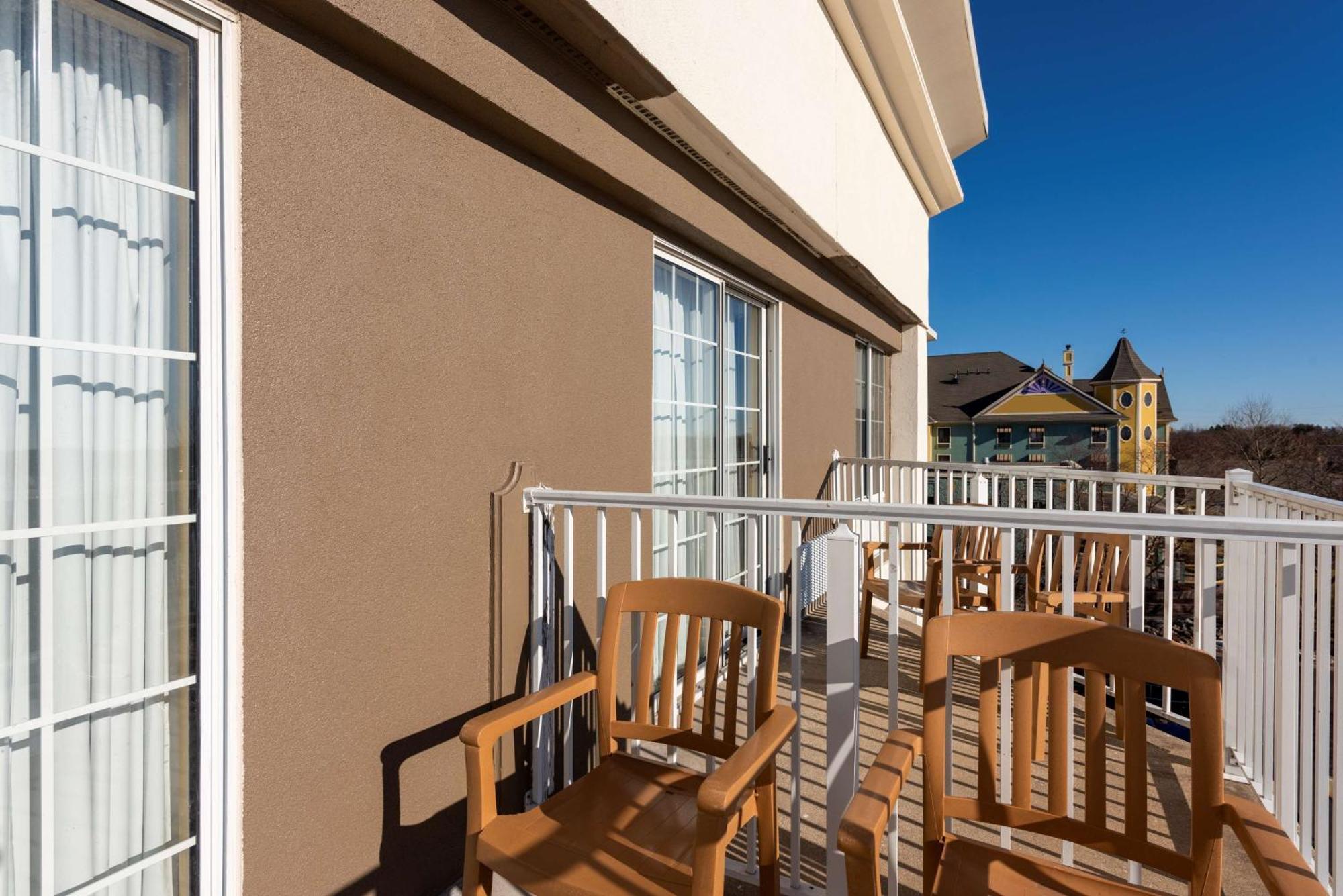 Hampton Inn Holland Bagian luar foto