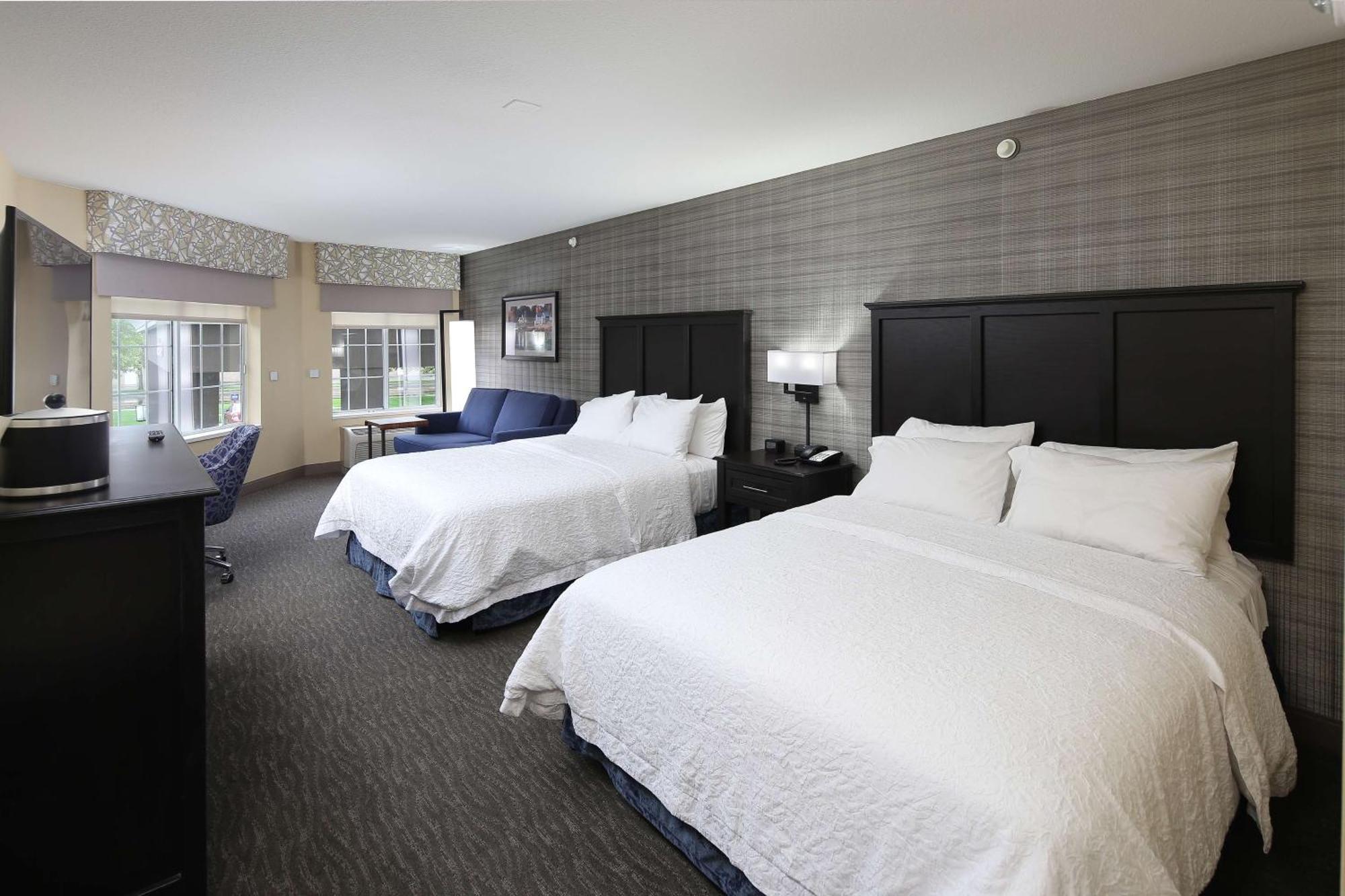 Hampton Inn Holland Bagian luar foto