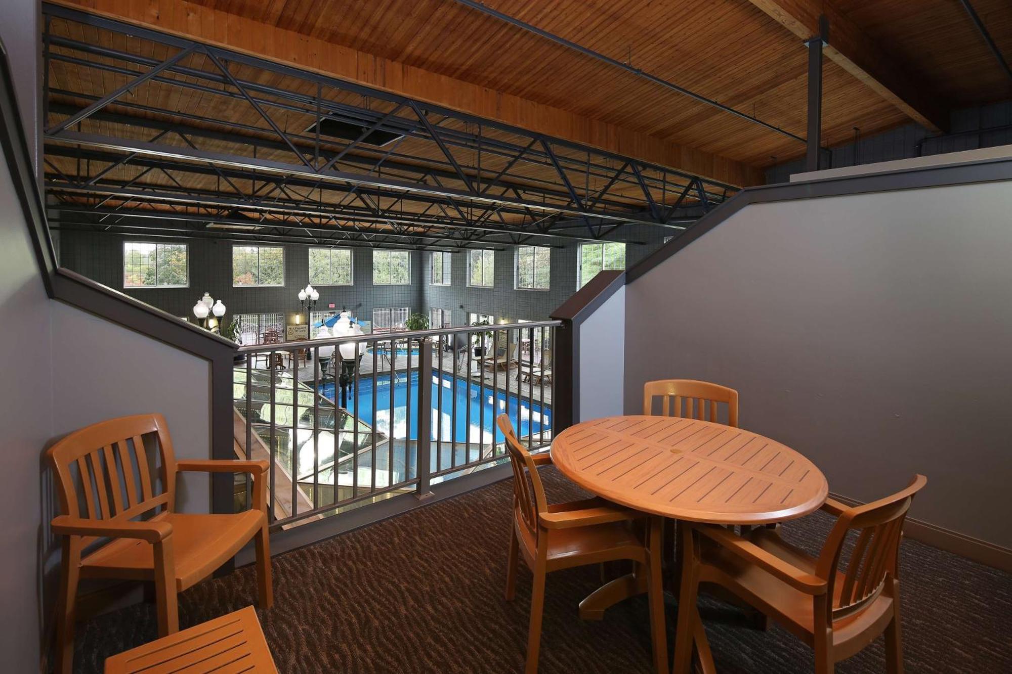 Hampton Inn Holland Bagian luar foto