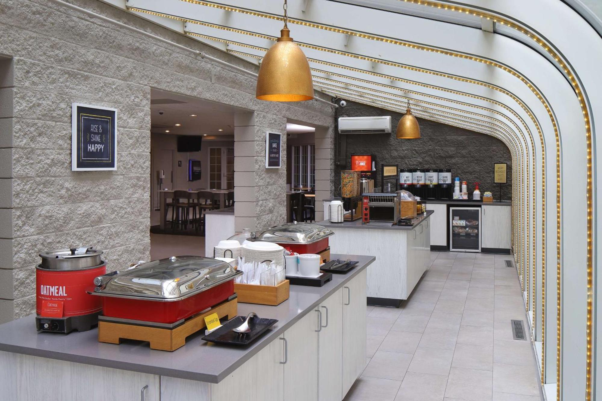 Hampton Inn Holland Bagian luar foto