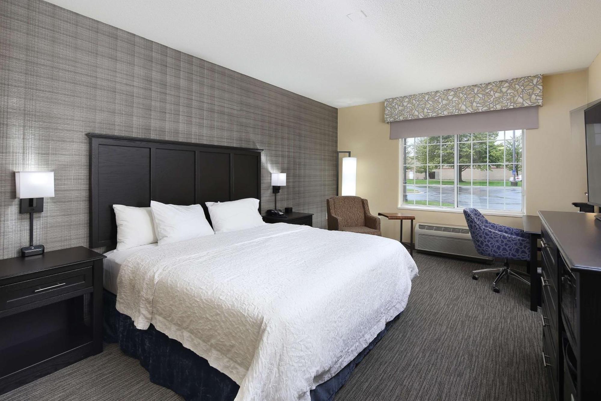 Hampton Inn Holland Bagian luar foto