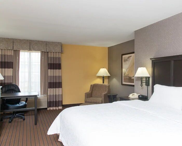Hampton Inn Holland Bagian luar foto